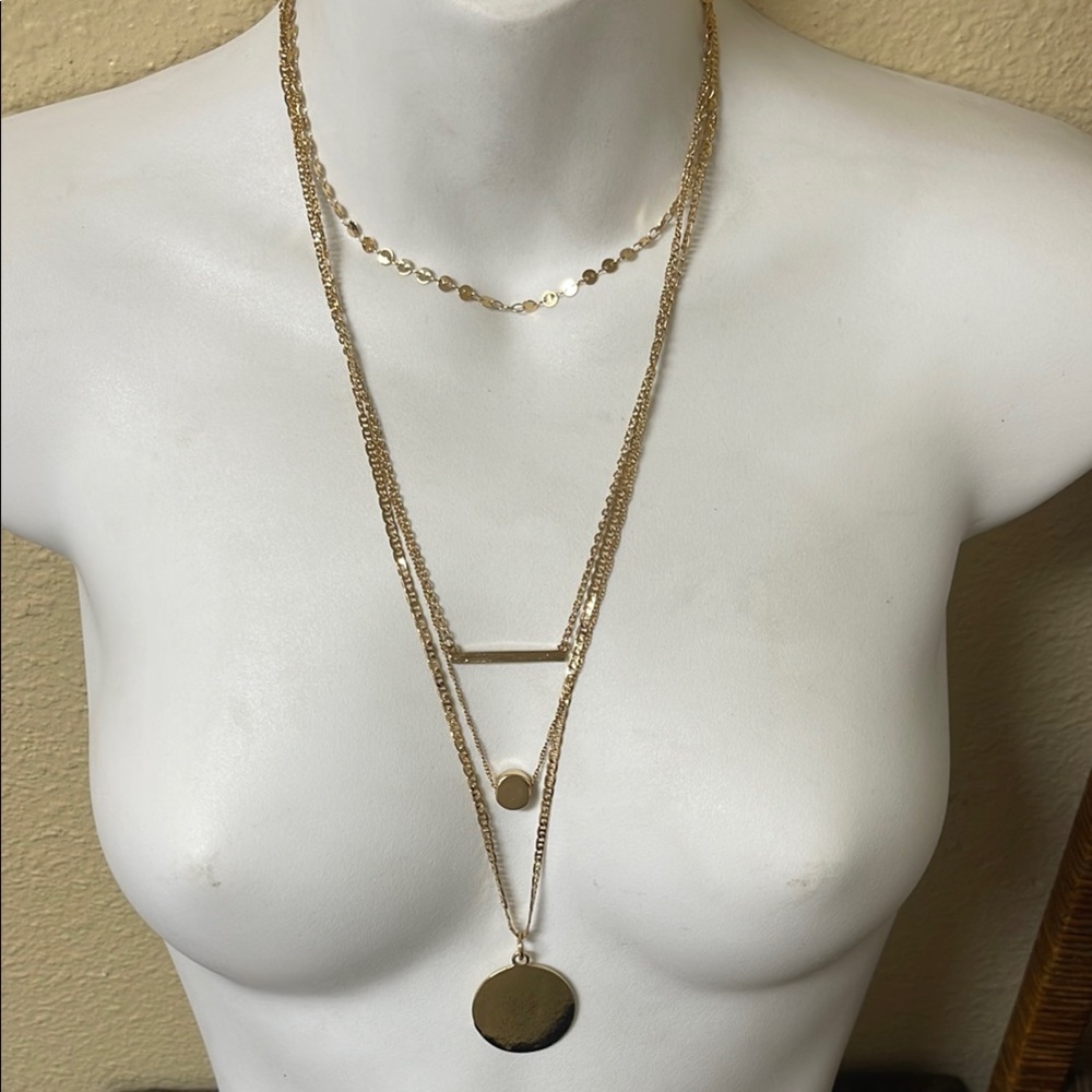 ##124, NWT Gold Layered Disc Pendant Necklace Set
